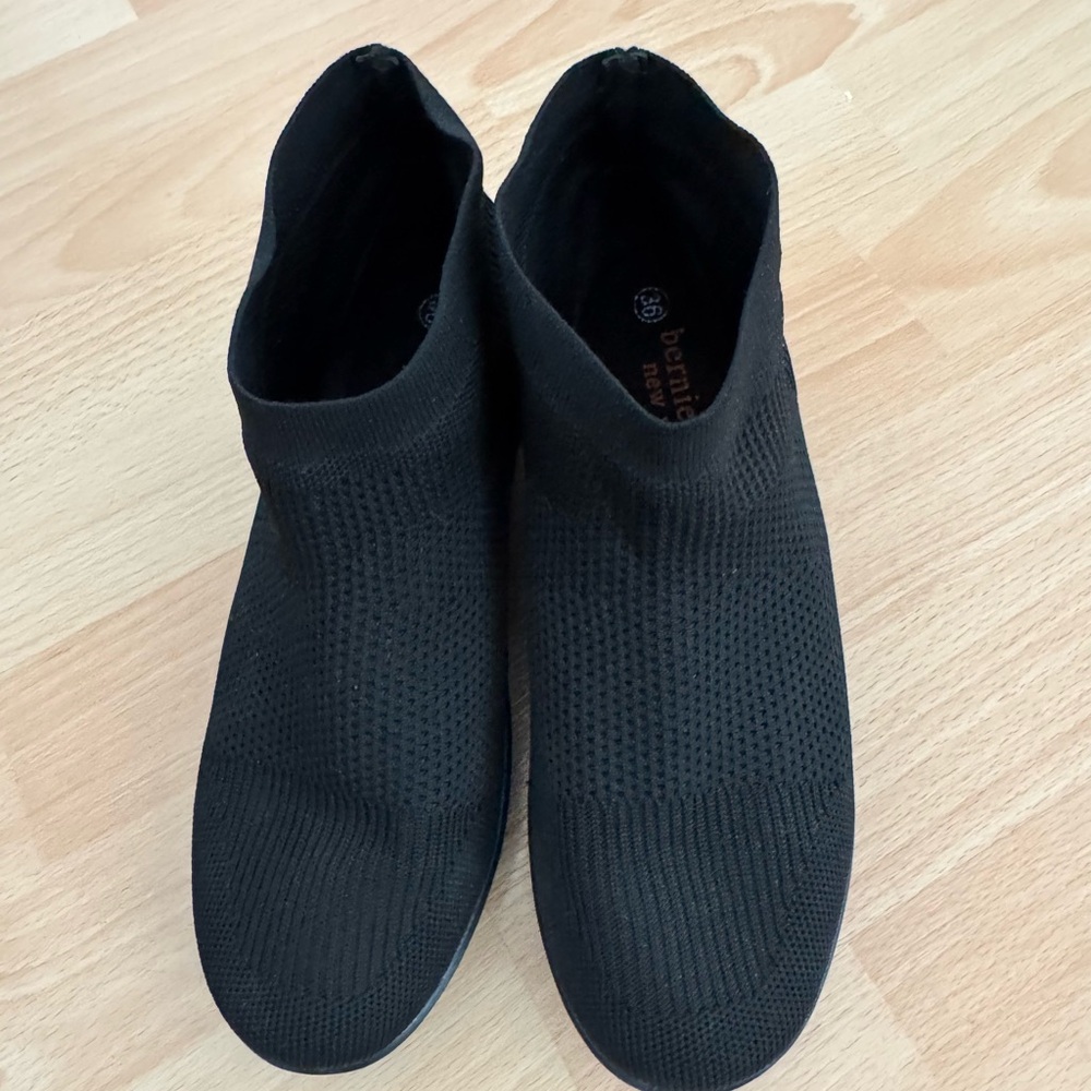 Bernie Mev Women's, Camryn Knit Ankle Boots size 6